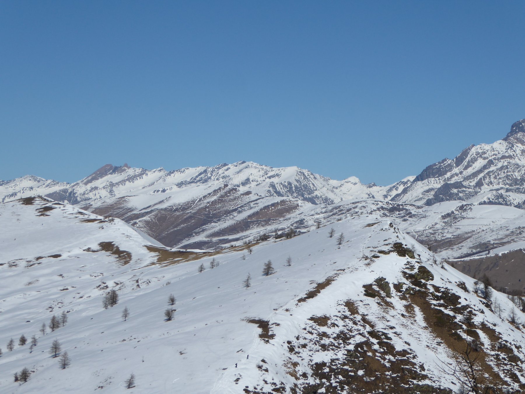 dal monte Festa la lunga cresta verso il Chiggia (ultimo a sinistra) preceduto dall'anticima