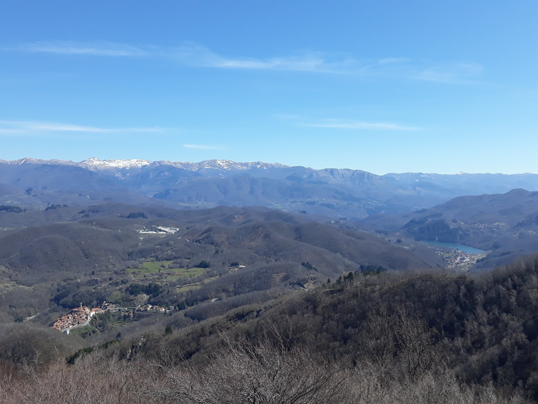 Salendo al Poggio Baldozzana, panorama verso Minucciano, Gramolazzo e le cime dell'Appennino tosco-emiliano