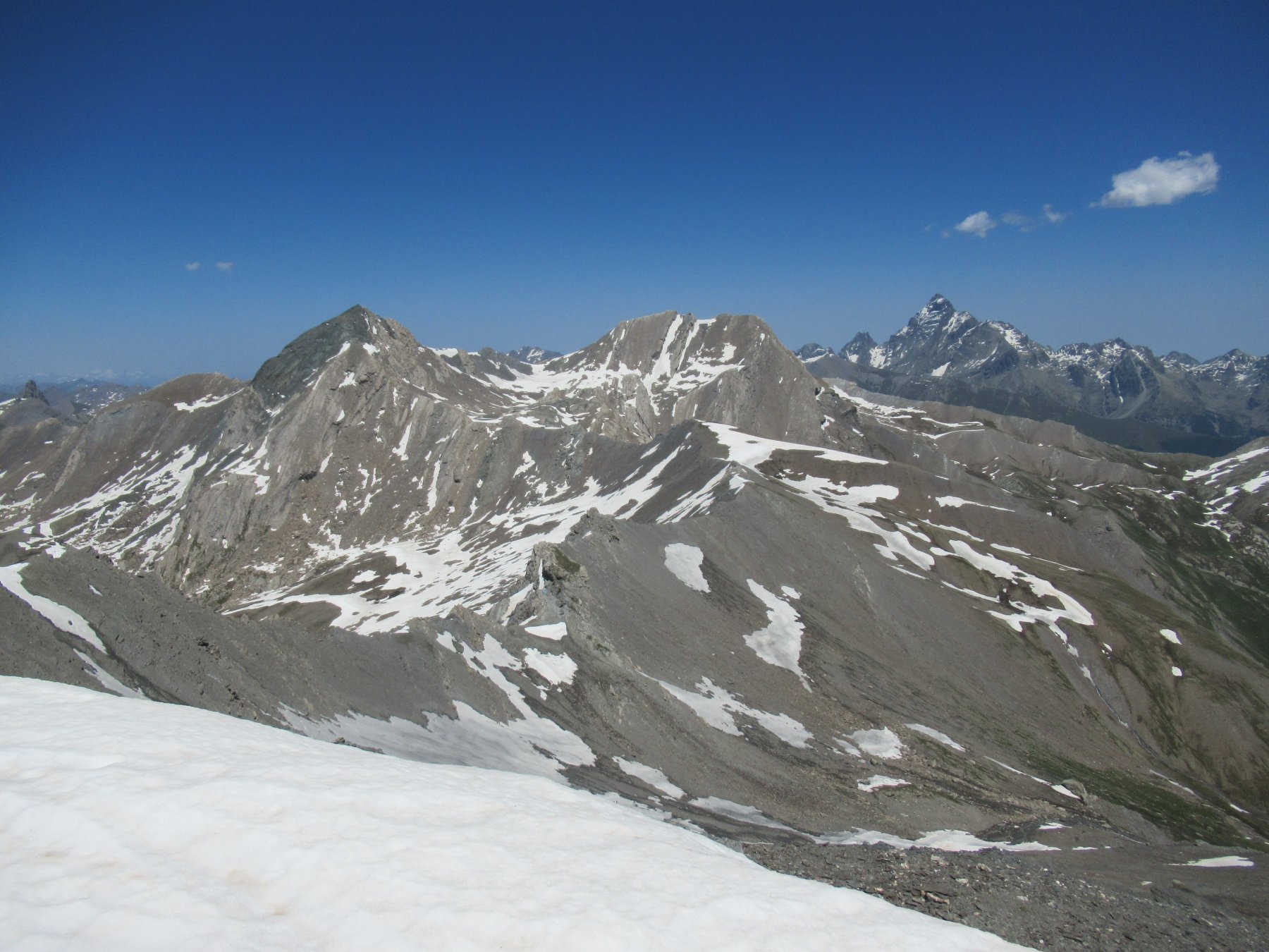 La cresta percorsa dalla Testa di Malacosta con Mongioia e Salza da sfondo.