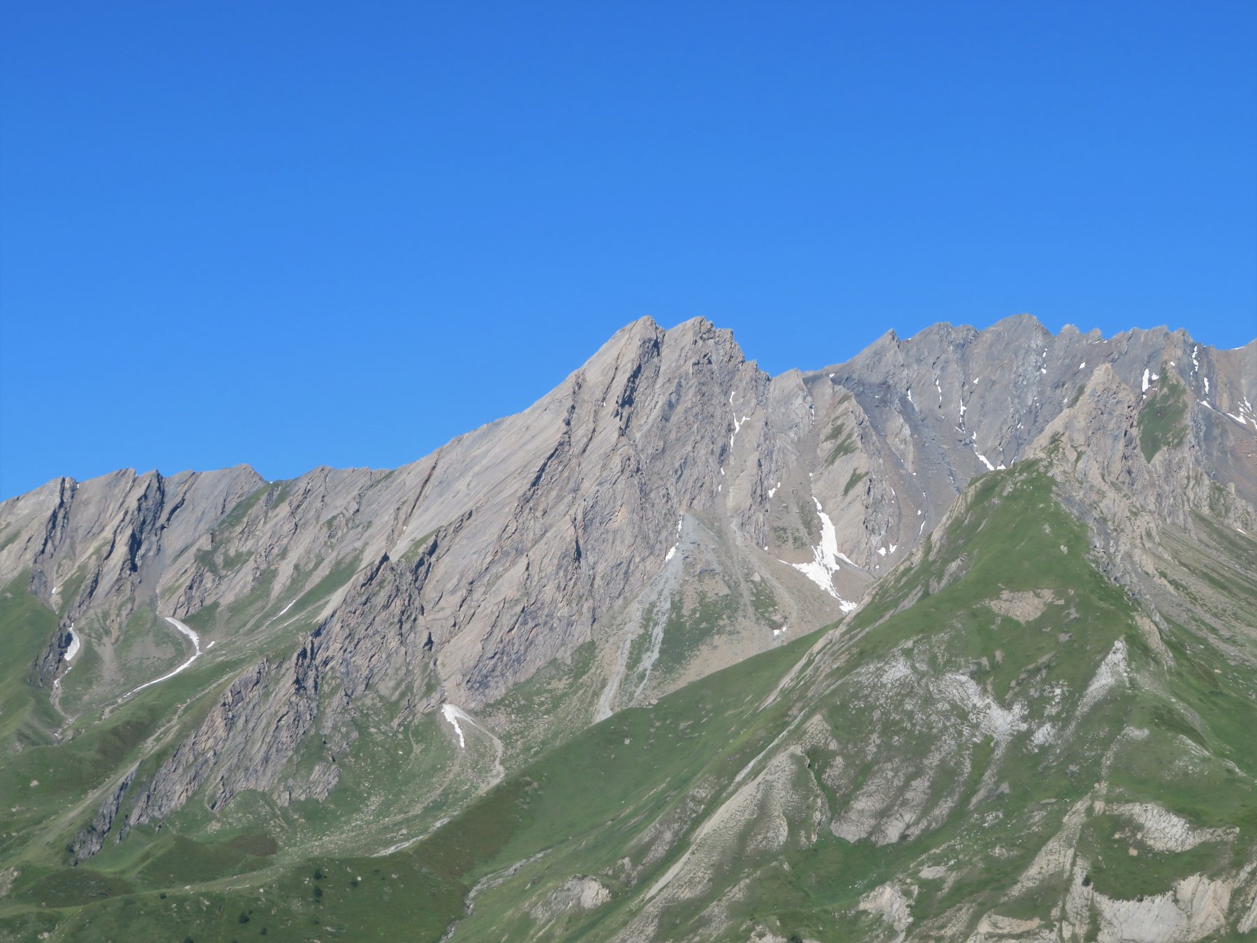 la doppia cima del Creton du Midi, vista dall'inizio del percorso