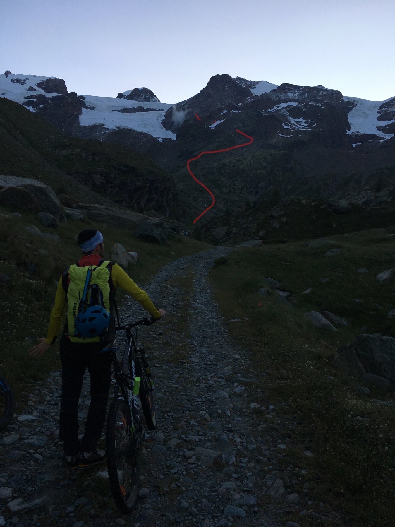 Percorso per arrivare alla base della cresta (prima forcella) visto da Alpe di Verra Sup.
