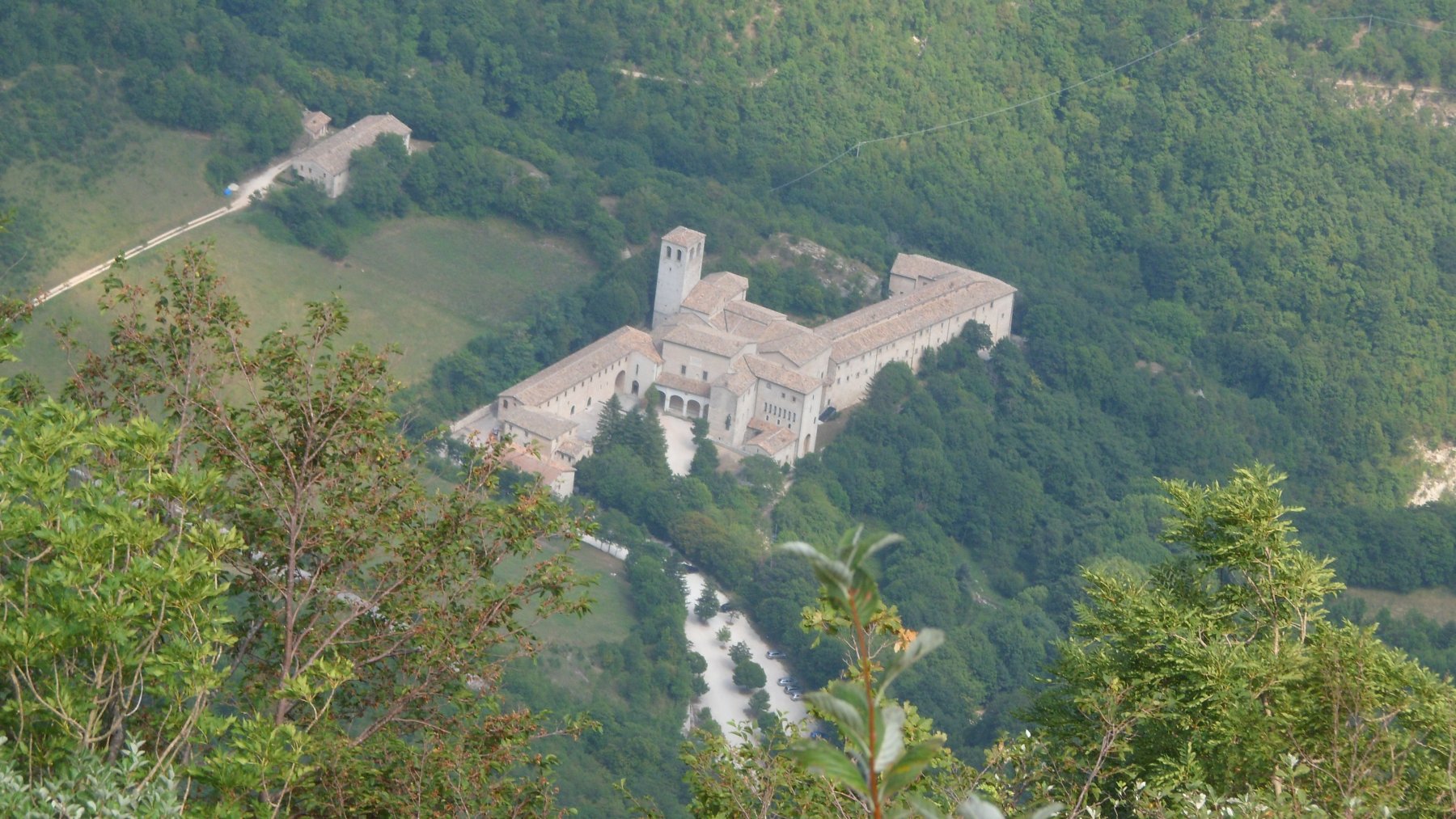 Il Monastero di Fonte Avellana dal sentiero 69