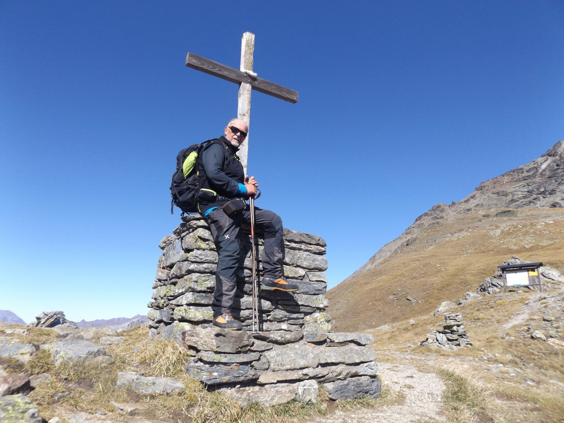 Cippo con croce al Col du Mont