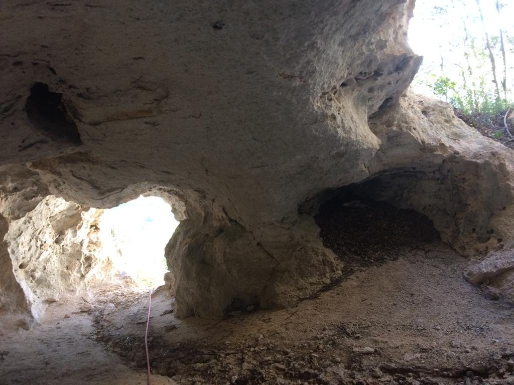 Uno sguardo all' interno della grotta forata alla sosta di L4