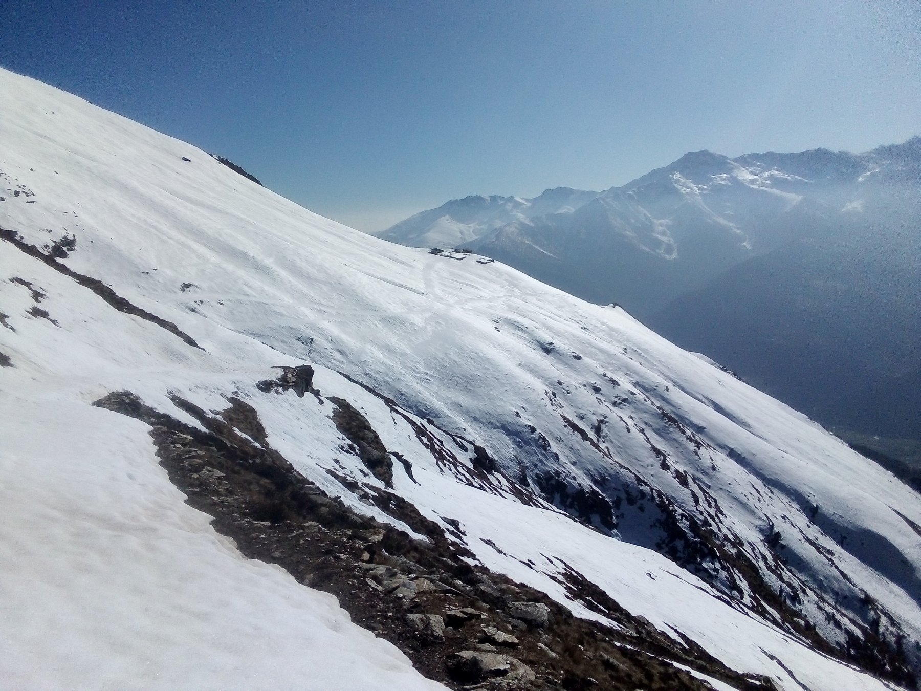 Sulla mulattiera che scende dal colle Chiot del Cavallo: in centro, l'alpe Caugis.