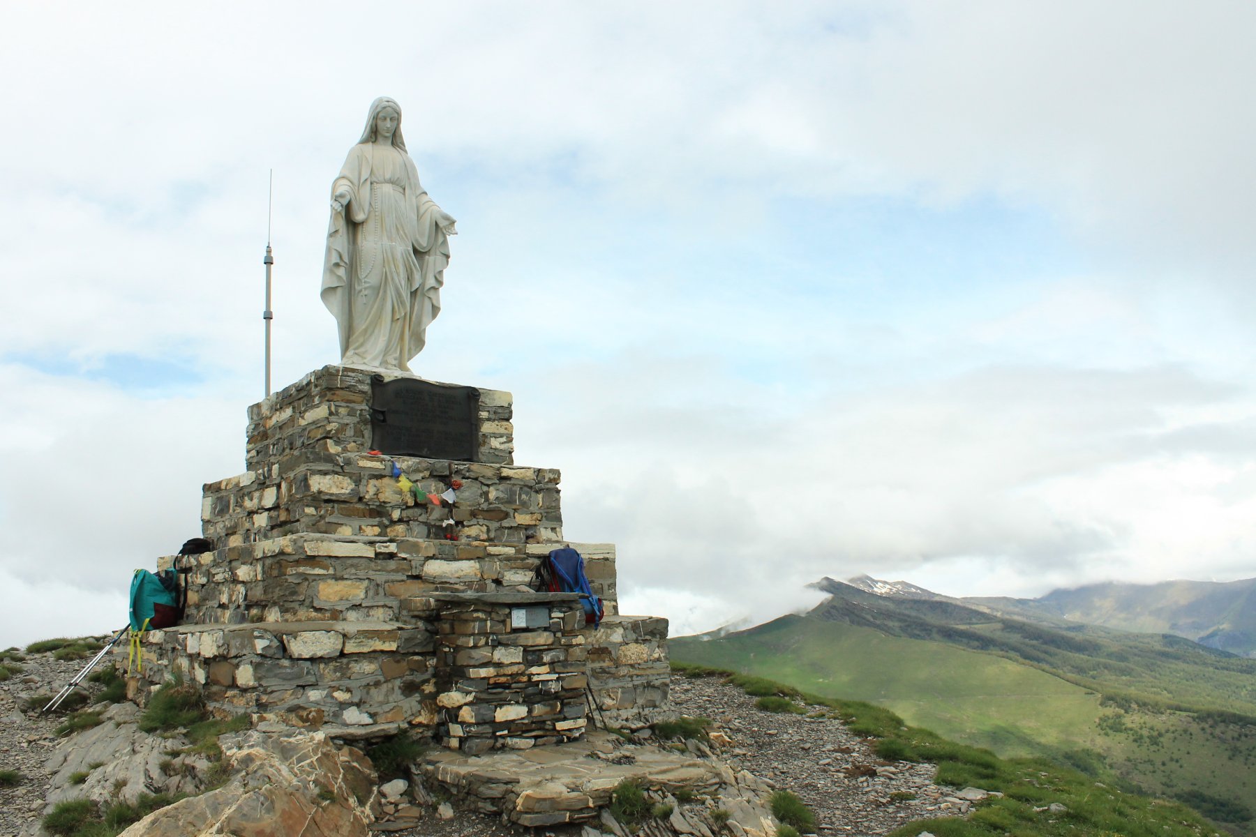 la bella statua della Madonna in vetta al Frontè