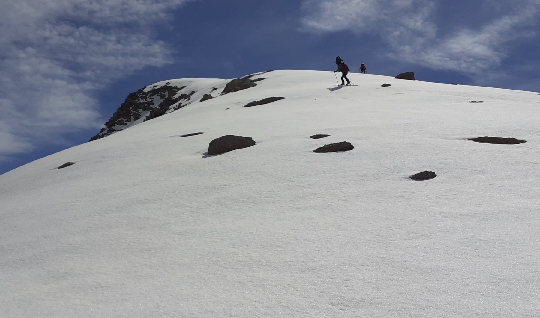 Per raggiungere le roccie della vetta negli ultimi 60 metri si possono rimettere gli sci