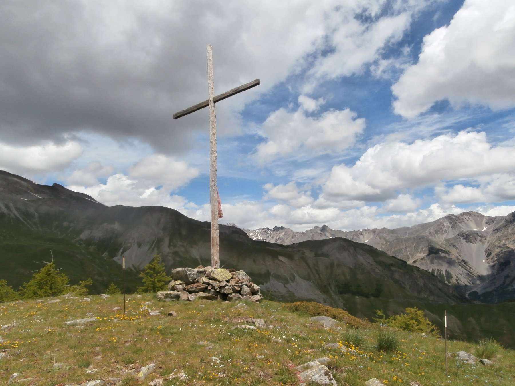 la grande croce in legno visibile anche da Ferriere