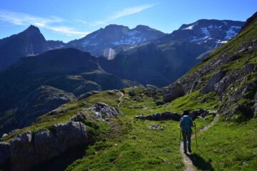 Il sentiero dal Rif. Benevolo verso il vallone del Gran Vaudala. In fondo: Aouilliè, Taou Blanc e Punte Leynir.