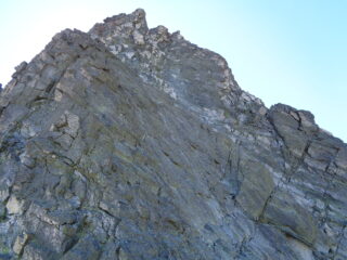 L'ultimo tratto di cresta, dove si va a dx a prendere il filo secondario di buona roccia