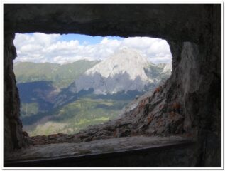 Dalle fortificazioni sulle pendici del Monte Lastroni vista sulle Alpi Carniche