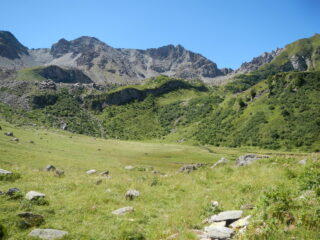 sullo sfondo a destra il Monte Rocciavrè2778 m.