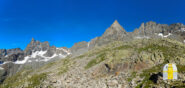 Il panorama in cui si svolge l'arrampicata (ben visibili il Monte Nero e, in lontananza, il Becco Meriodionale della Tribolazione).