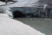 tunnel scavato dall'acqua al termine del ghiacciaio