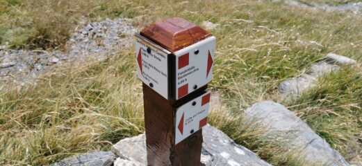 indicazioni segnaletiche lungo la parte alta del sentiero per il Colle del Frjus