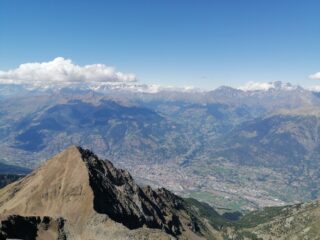 23/8/2020, Becca di Nona (a sinistra), Aosta, e Grand Combin (a destra)