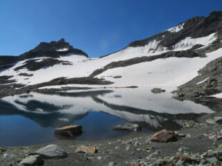 Il lago del ghiacciaio di Arguerey dove passa il percorso di salita