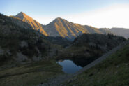 Salendo nel vallone Guercia, vista su lago San Bernolfo e alba su Laroussa
