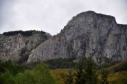 La Rocca del Prete dalla radura erbosa poco sopra Rocca d'Aveto