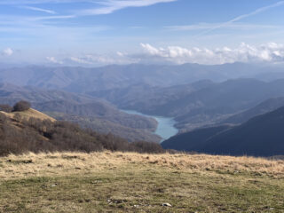 Vista sul lago del Brugneto dalla cima del monte Antola