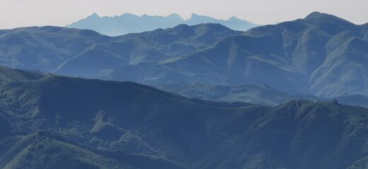 la catena delle Alpi Apuane osservata dalla vetta del Monte Penna