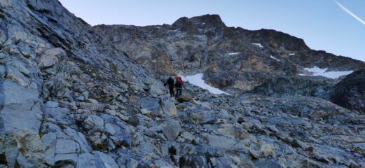 risalendo le vaste pietraie che portano verso il ghiacciaio (Vadrettin da Tschierva)