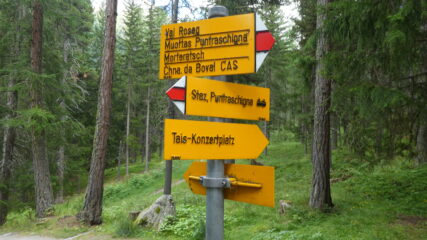 uno dei vari bivi con cartelli indicatori in Val Roseg
