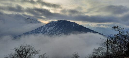 Monte Turu tra le nubi, dalla cima del monte Corno