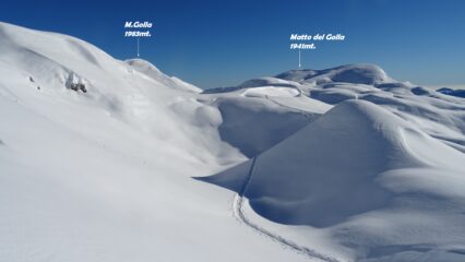 Traversiamo la spettacolare zona di doline carsiche con neve abbondante portandoci verso il M.Golla.