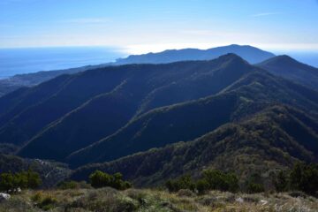 Veduta verso Sud dal monte Bello con il M.di Portofino e il monte Caravaggio