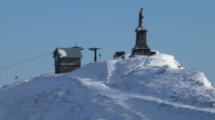 la vicina Statua del Redentore, posta sull'anticima a quota 2164 m