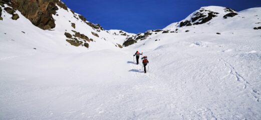risalendo la parte intermedia del Vallone del Viona su neve in ottime condizioni