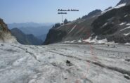 Ultimo tratto del Glacier de Saleina su ghiaccio grigio, traversando verso la sponda orografica dx dove si prende il labile sentiero che sale alla Cab. de Saleina. 