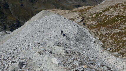 in discesa lungo la morena del Barrhorner gletscher