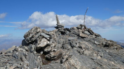 la vetta della Punta Ciatagnera, indicata da un semplice ometto di pietre e un paletto in legno
