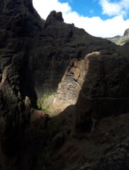 Qui si può notare il pulpito con caverna, sotto cui scorre il canale scavato nella roccia.