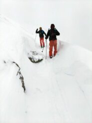 tunnel di neve sulla strada che da accesso alla cima