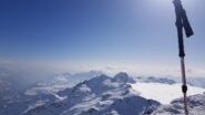 Dalla vetta vediamo il mare di nubi svizzere arginato dalla catena del Ferrè