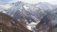 Uno sguardo vero valle, con Carcoforo incastonata tra le montagne