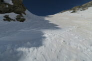 nel canale neve ammorbidita dal sole a destra e fredda farinosa a sinistra