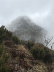 Il Monte Dente appare fra le nuvole verso la fine dell'avvicinamento.