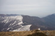 Vista dal Monte Rognoso, al centro dall'alto, seguendo lo spartiacque definito dalla neve: Monte Arpone, Colle del Lys, Monte Pelà