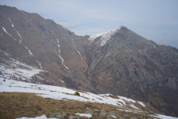 A destra Monte Rognoso, a sinistra cresta verso Punta della Croce: i versanti sud sono completamente privi di neve