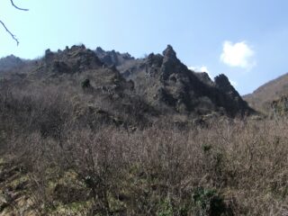 Pinnacoli rocciosi sopra al sentiero