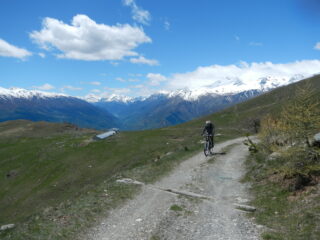 sulla sinistra l'Alpe Costa Rossa 1925 m.