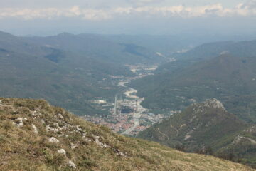 Dalla vetta, bella visuale sulla media Val Tanaro e la cittadina di Garessio.