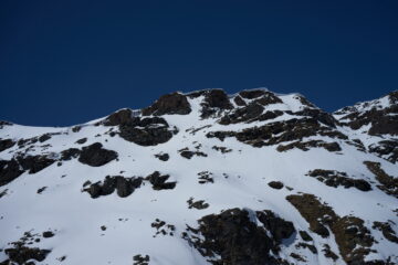 28-05-2021 - Quota 2630 m, da qui avremmo dovuto individuare il percorso per raggiungere la cresta, ma abbiamo valutato la gita non più sicura per le troppe cornici e la neve sempre più molle e profonda