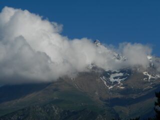 vista sul versante opposto: Monte Rocciamelone tra le nubi