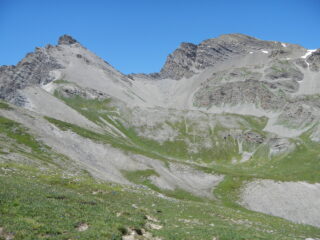dal colle: vista ravvicinata su Rocca Tre Vescovi e Monte Enchastraye