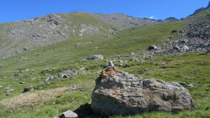 Il Roc al centro della foto; si raggiunge la cresta a sin. nel tratto dove l'erba confina con la pietraia